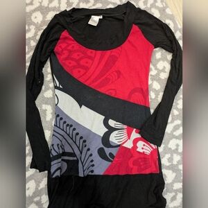 🦋5/25$ Unik Black and Red Long Sleeve Scoop Neck Tunic with Graphic Panels
